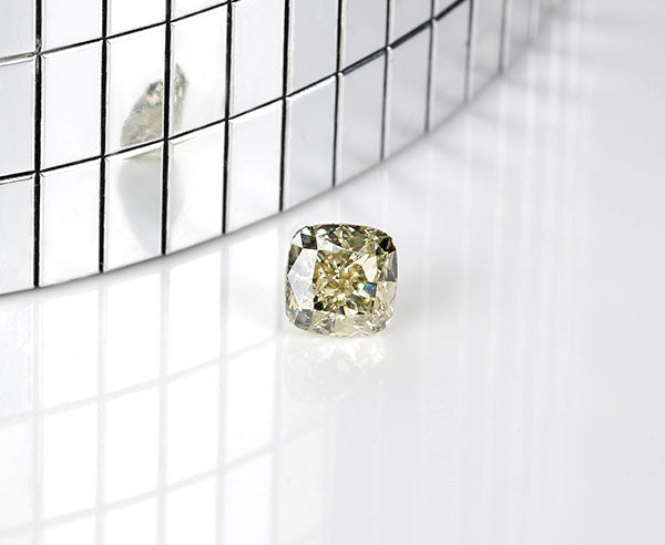 gelb-grüner (Natur) Diamant 0,74 Karat VS1 mit GIA Expertise