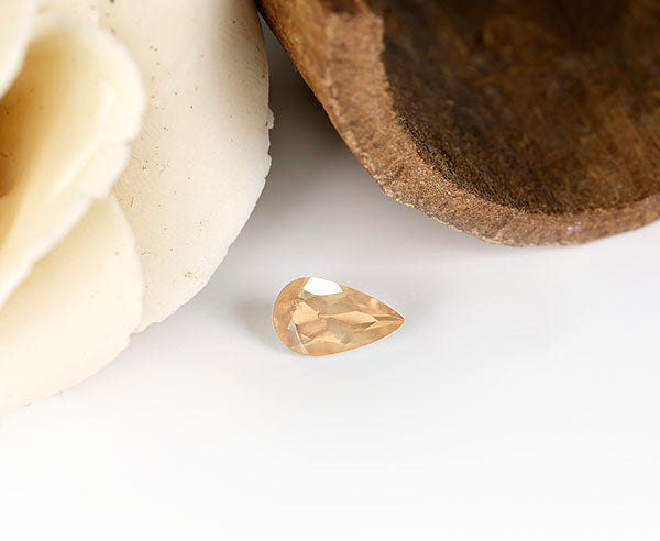 natürlicher Alexandrit mit Farbwechsel 7,2 x 4,2 mm