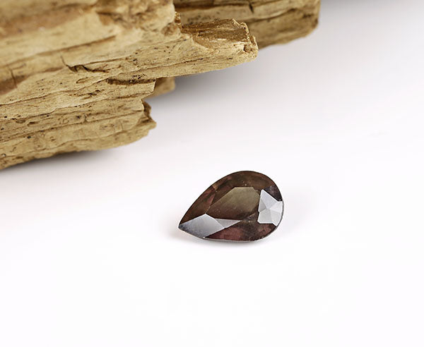 natürlicher Granat mit Farbwechsel 11 x 8 mm